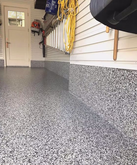 Garage avec revêtement époxy flake gris