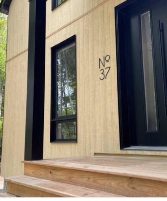 Fenêtre extérieure noire peinte sur façade résidentielle
