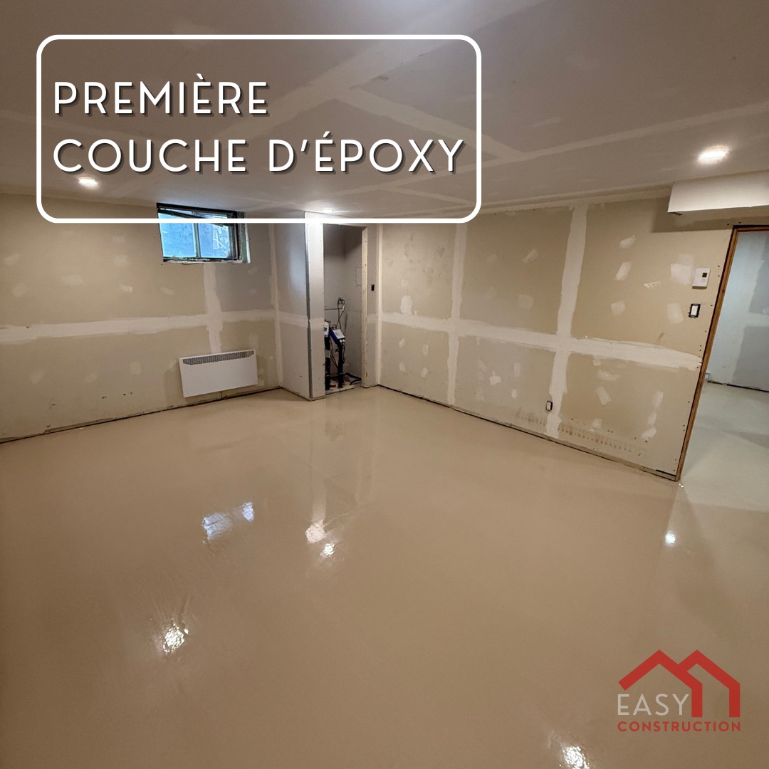 Première couche d'époxy appliquée sur le plancher