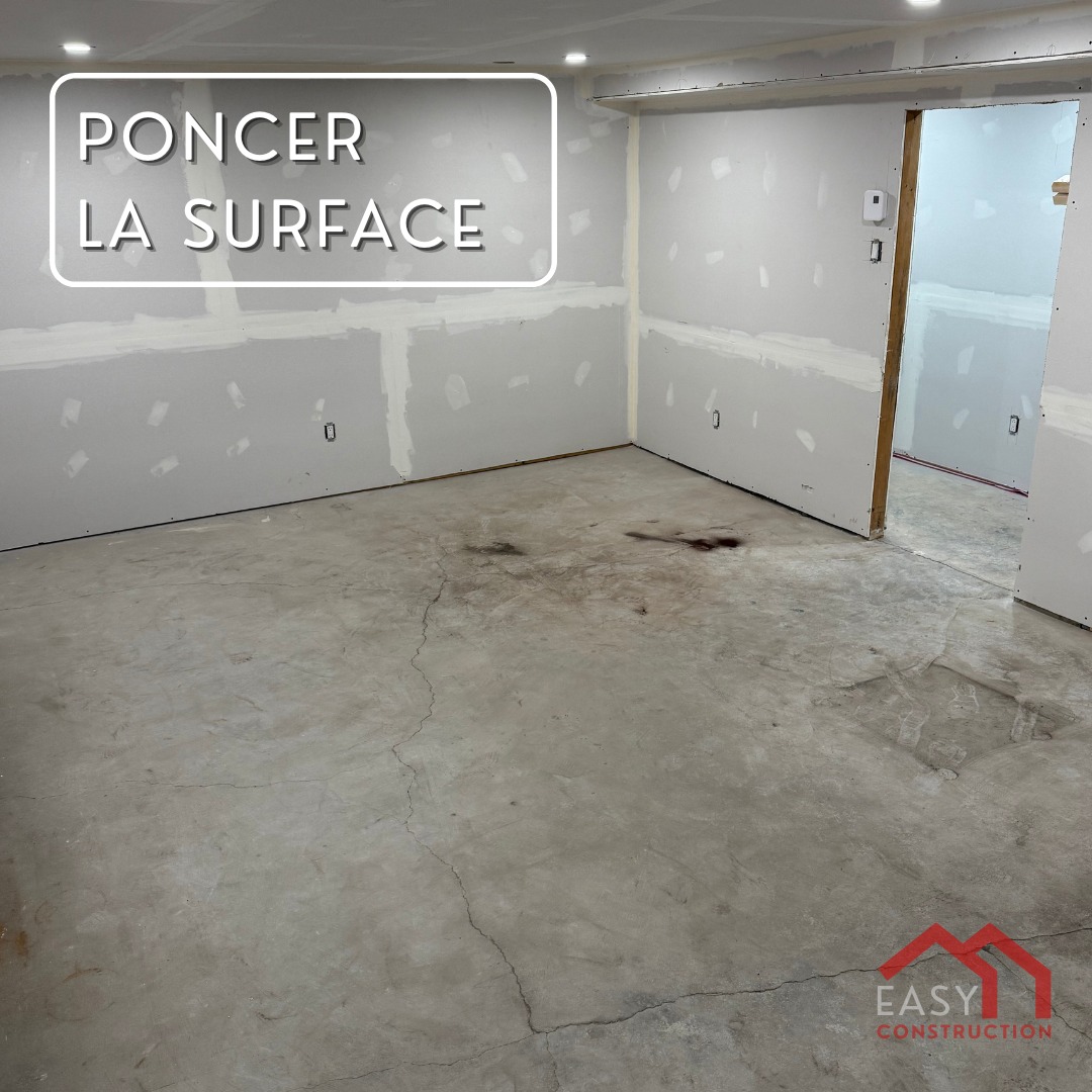 Ponçage de la surface de béton avant l'application d'époxy